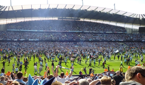 Manchester_City_pitch_invasion-3861817957.thumb.JPG.d3c55a32b1e7f699b0c8f169b66740f1.JPG